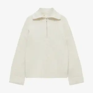 säljer denna fina vita oversized stickade tröjan från pull&bear, använd endast ett fåtal gånger, slutsåld🤍