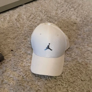 Jordan keps  - Stor rensning av garderober samt hus oga flytt. Pris kan diskuteras för paketpris på fler än 3 varor. 