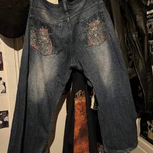 baggy graphic jeans  dem är uppsprättade längst ner så dem blir lite längre storlek 38x34 