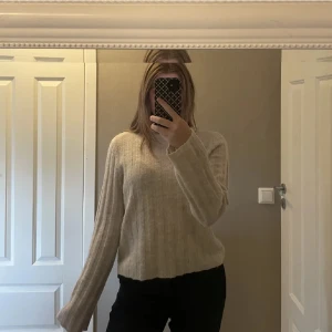 Stickad tröja  - Jättefin stickad beige tröja, är s,Xs men passar s/m också