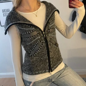 Cool stickad väst - Skit cool och speciell stickad väst i st S. 150kr💕