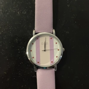 Klocka - Säljer en fin lila klocka | använd ett par gånger | säljer för att har inte plats i min smycke låda 