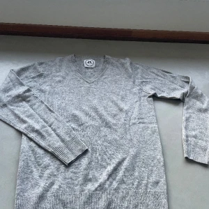 J.Lindeberg kashmir tröja 100% - Skit snygg v ringade tröja, 100% kashmir. Jätte bra skick, bara att skriva om du är intresserad:)