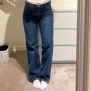Low straight petite jeans från Gina Tricot i storlek 34. Kommer tyvärr inte till användning.