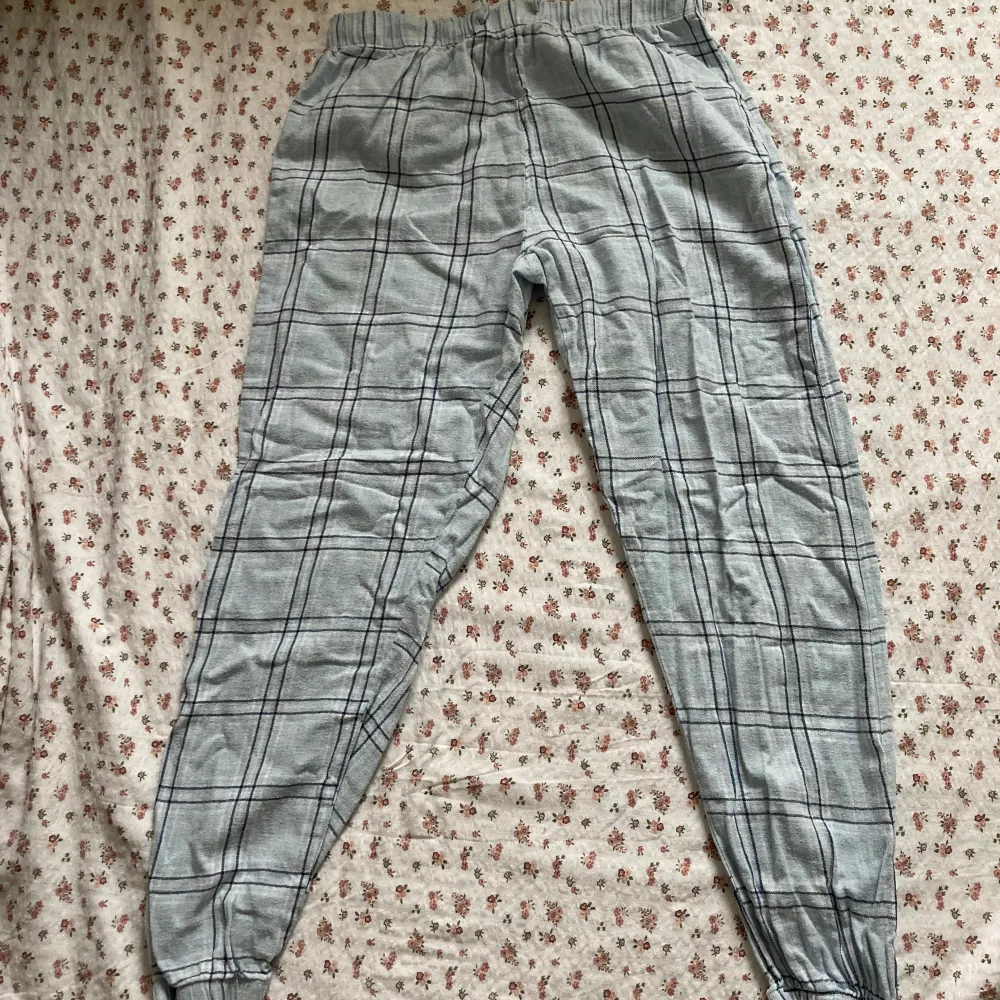Mysiga rutiga pyjamasbyxor!💓 Säljer då de tyvärr har blivit för korta för mig. De har blivit lite noppriga men annars inga defekter!☺️. Jeans & Byxor.