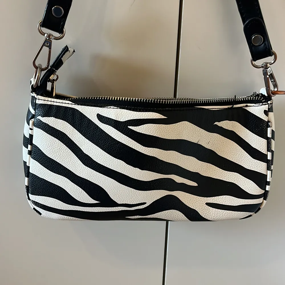 Axelremsväska med zebra mönster från Gina tricot. Så söt nu till sommaren. Väskor.