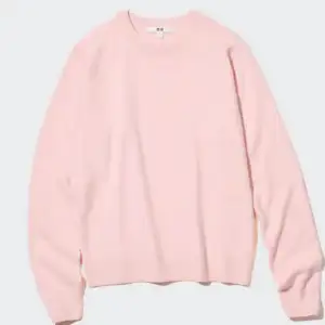 Säljer denna jättefina stickade rosa tröja från UNIQLO då den inte används längre,lite knopprig vid ärmen men annars väldigt bra skick på den!💗💗Köpte för 400-500kr