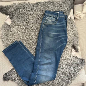 Replay ANBASS (size 32)  - Tja!  Säljer ett par feta Replay jeans herr. Inte använda mycket alls 9/10 skick!   Köpt på Åhléns - Nypris 1500 Kr  Vid fler bilder eller frågor skicka mig ett meddelande 🍾 