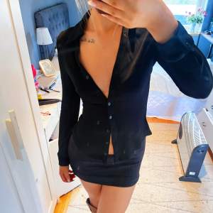 Säljer denna jättesnygga svarta Zara tröjan i storlek S!✨ Den är använd endast ett fåtal gånger så i princip i nyskick🥰 Perfekt vardagströja men även perfekt festtopp!!😍Sitter som en smäck, lite figursydd och så skönt material!🫶🏼