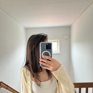 Kofta - Guldig snygg kofta