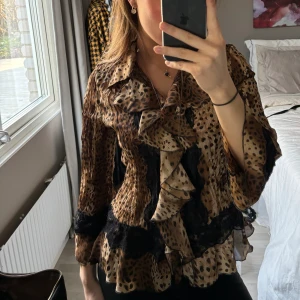 Leopard blus - Så snygg leopardblus med spets! Super fin vringning samt volanger, så unik. 