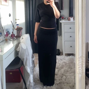 Långkjol - Jättefin långkjol som går ända ner i marken på mig som är 1,65. Säljer eftersom jag redan har en liknande💗