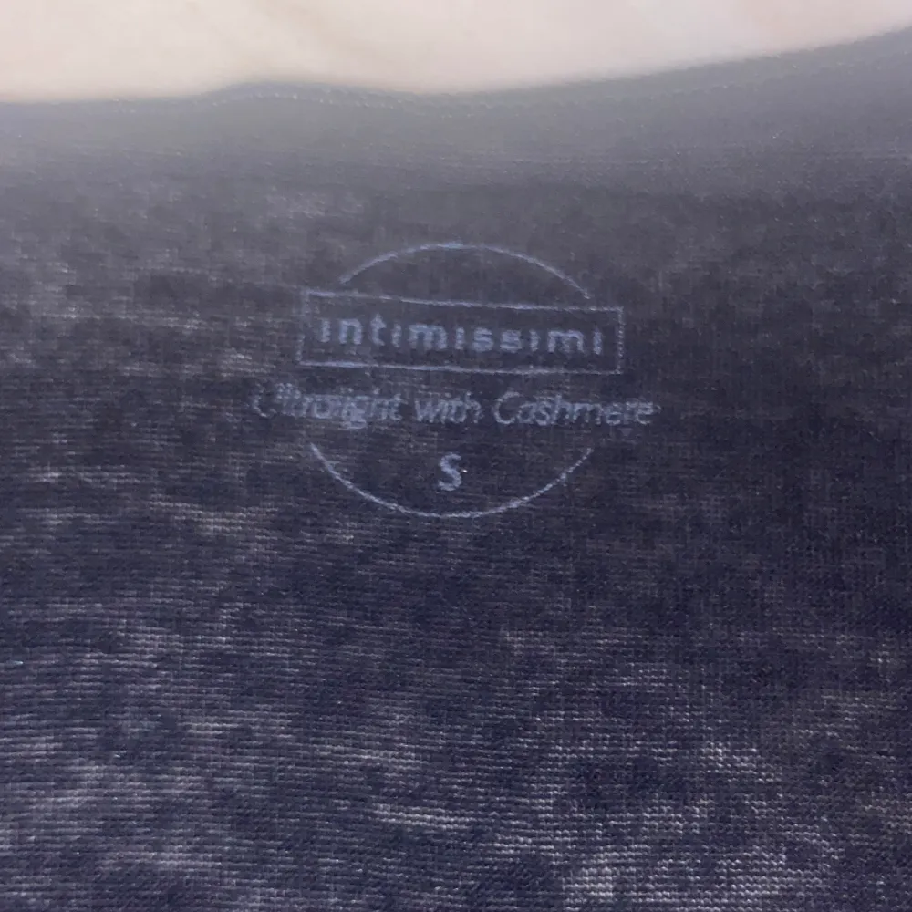 Säljer mitt nästan oanvända intimissimi linne då de så sällan kommer till användning, linnet ör i Kashmir och är ett perfekt sommarlinne!. Toppar.