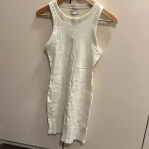 Säljer denna vita tajta klänning från bershka i storlek S