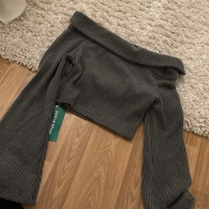Off shoulder tröja - Ganska kort i längden! Så en kort magtröja! Så fin och helt ny!