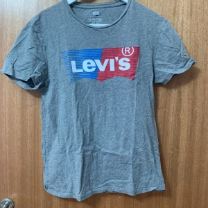 Mörkgrå Levi’s t-shirt - En grå, fin och stilig t-shirt som ser riktigt cool ut. Om du är intresserad av t-shirt  meddela mig. Glöm inte följ mig!
