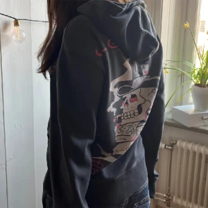 Ed Hardy hoodie - Ed Hardy hoodie som har en defekt som du kan se på tredje bilden men det går att sy🙏 