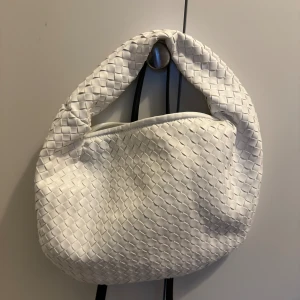 Vit flätad väska - Väska från NA-KD Använt 3 gånger  Ordpris: 599kr Säljer för 290