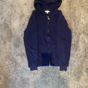 Barlucio merinozip - En merinozip från märket Barlucio. Väldigt svår att få tag på eftersom den har varit slutsåld ett längre tag. Skick 9/10. Den är i storlek S. Mitt pris 579kr. Skriv vid minsta fundering!😄