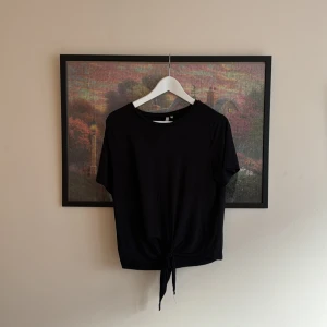 Svart T-shirt  - Svart, skön T-shirt från PIECES i storlek M (men passar S-L). 🌸