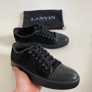 Lanvin skor - Tja säljer nu mina supersnygga lanvins. Skorna är i super fint skick. Skorna är i storlek uk 7 som passar 42-43. Dustbag medföljer! Nypris ~4500 mitt pris 1999! INGA BYTEN! 