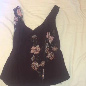 Ett jätte gulligt corset linne med blommor på!! - Ett jätte fint vinrött linne med jätte fina blommor knappt använt!