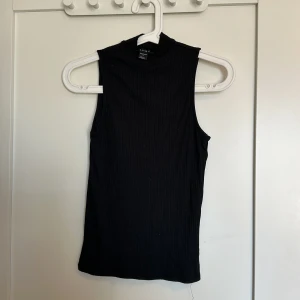 Linne med lite polo-krage  - Linne i strl S från Amsiu, inget fel på den. Passar inte längre 