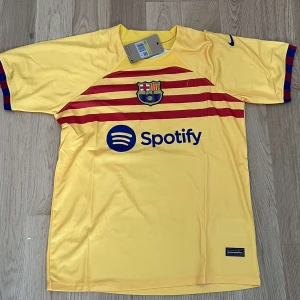 FC Barcelona fotbollströja - Detta är en FC Barcelona fotbollströja från säsongen 2023/24. Den är helt ny och jag säljer den eftersom att den är för stor för mig. Pris och frågor kan diskuteras.