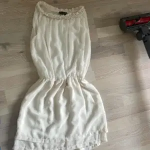 Säljer denna jättefina vita/rosa/beige klänningen som jag ärvt av min syster då den tyvärr är för stor för mig. Jättefint skick och passar perfekt till finare tillfällen eller skolavslutningar. Köparen står för frakten och pris kan diskuteras 