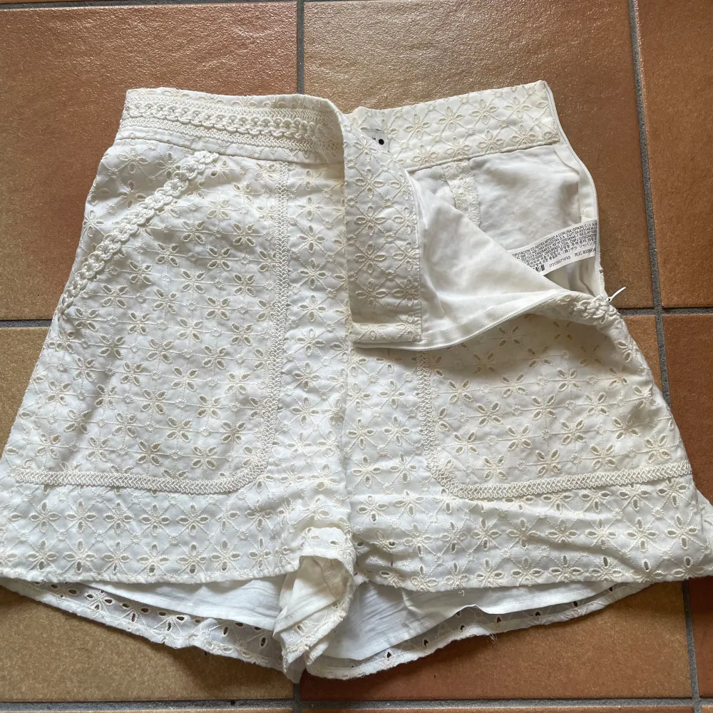 Jättefina shorts med mönster från zara 💕 shortsen är i nyskick och finns en dragkedja på sidan. Shortsen är highwaist. Shorts.