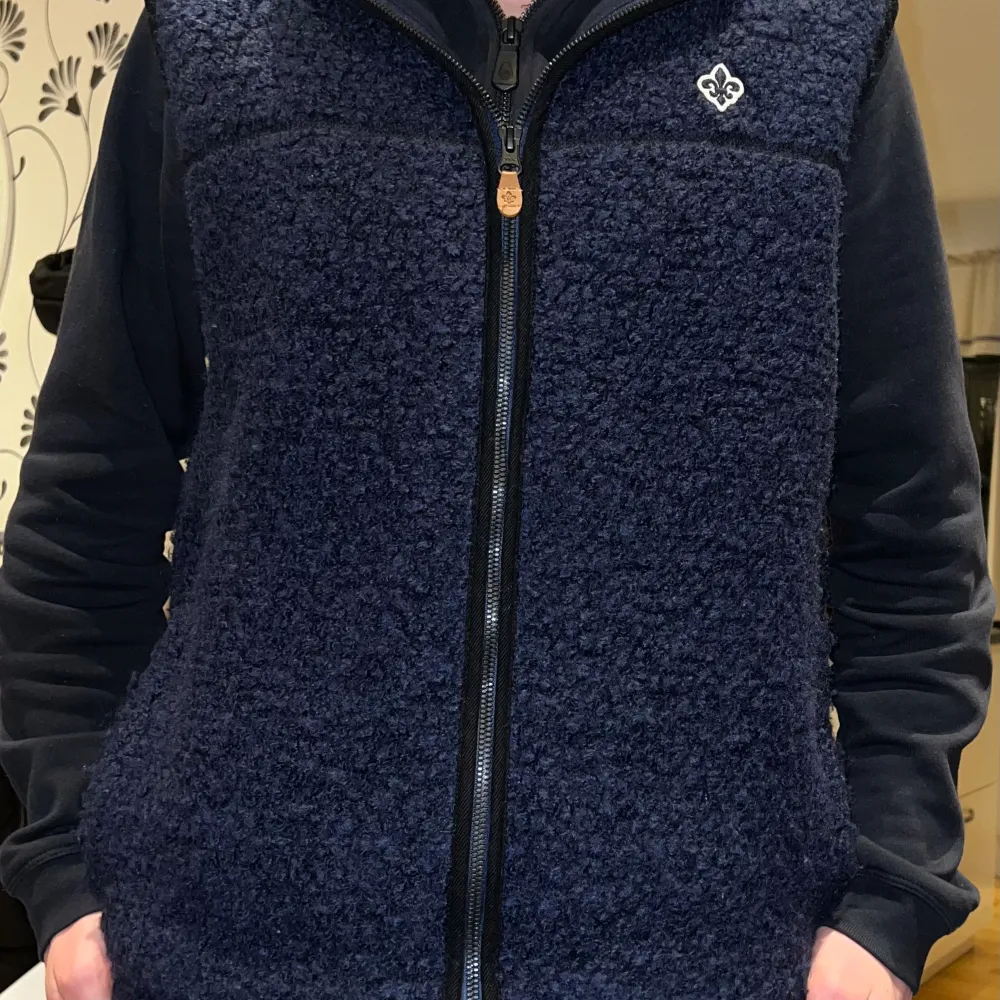 Säljer min morris fleece väst i storlek s som är väldigt eftertraktad.  Säljer den för 1700 då jag höpte den för 2200 för två månader sedan. Jackor.