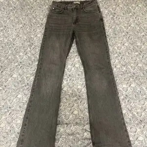 Mid-waisted, gråa Gina Tricot jeans. Jättefina, lite slitna vid hälen. Ordinarie pris 499kr