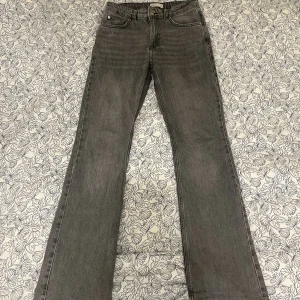 Gina Tricot jeans - Mid-waisted, gråa Gina Tricot jeans. Jättefina, lite slitna vid hälen. Ordinarie pris 499kr