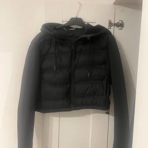 Svart jacka  - Svart jacka i storlek Xl men funkar även på en L 