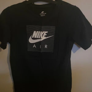 Nike air T-shirt stl xs  - Bra skick med tryck framåt   Nike air 