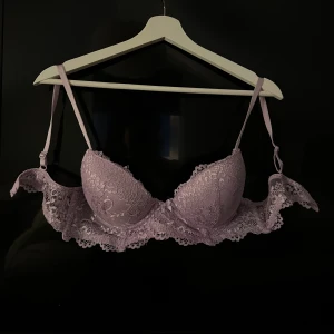 Lila spets push up bh - Aldrig använd och i mycket bra skick. Inte nopprig eller har några slitage. Lappen är bort från den men den är köpt på new yorker och minns ej storlek men skulle säga att den är som en 75 C