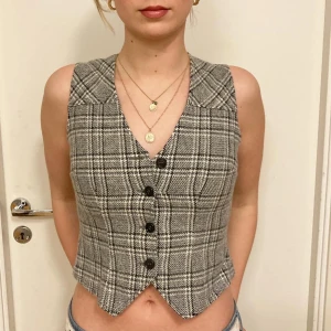 🍒VINTAGE VÄST🍒 - 🍒KOSTYMVÄST🍒Trendig 90-talsväst i klassisk modell som är figursydd/ fitted med tjockt tyg. Har ett spänne bak så du kan justera hur den sitter. Fint skick utan några fel.🍒