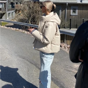 Puffer - Puffer från Zara i strl XS Beige Sparsamt använd i mycket fint skick (i princip helt ny) Nypris 700 Pris kan diskuteras 