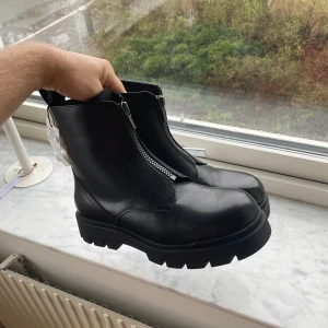 Nya Boots från zara - Boots med dragkedja som är köpta på zara i storlek 42. Prislappen sitter kvar då dem är oanvända 