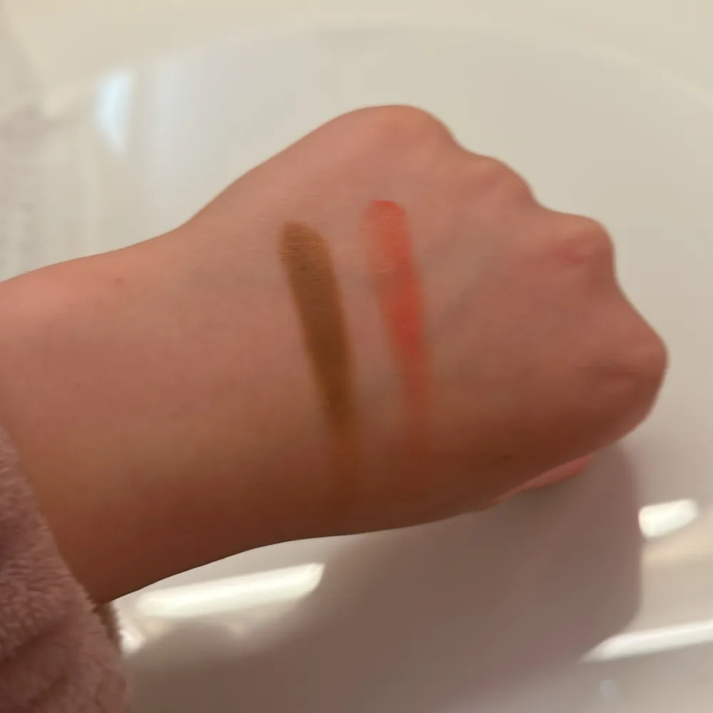 Säljer min cream bronzer och shimmer blush från makeup Mekka, dom är använda 3-5 gånger och jätte fina båda 2. Nypris 139st lämna gärna prisförslag 🫶. Övrigt.