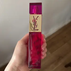 helt ny ysl parfym 90 ml, aldrig sprayat från den, luktar blommigt, träig och mysk. 💜 