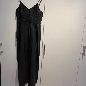 Säljer denna klänning från H&M, köpt förra sommaren men kom aldrig till användning så därav säljer den inför denna sommar. Kom med prisförslag i DM vid intresse! 🎈