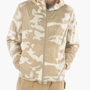 Woolrich windbreaker camo - Intressekoll på min woolrich windbreaker , den är helt ny och aldrig använts . Den är slutsåld överallt ,’kvitto och allt og kommer med🙌 hör av er🙌
