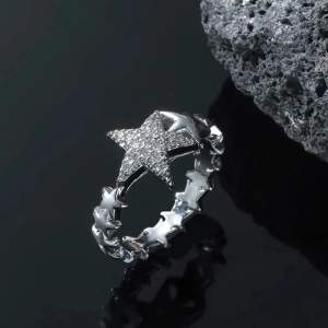 Säljer dessa tre ringar och armbandset från shein. Stjärn ringen är 1,8 diamanter. 