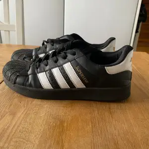 Jättesnygga adidasskor! De har endast använts ett fåtal gånger och är i mycket gott skick. Säljer för att dem är för stora.