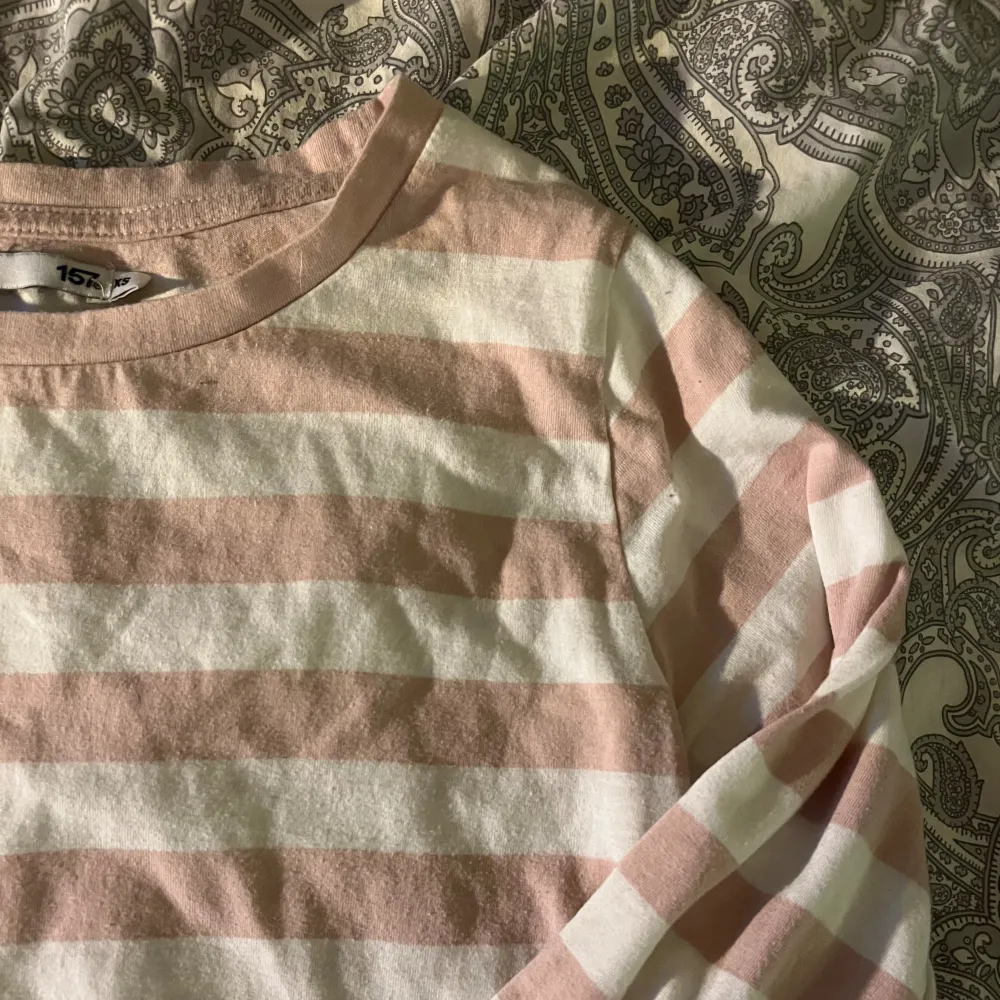 Jättefin rosa/vit randig tunn tröja 🤍använd fåtal gånger och inga tecken på användning . Tröjor & Koftor.
