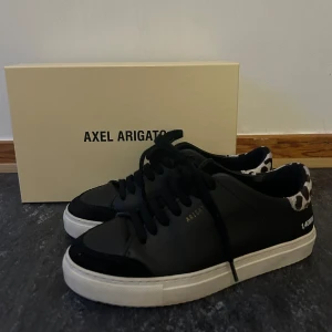 Arigato skor - Snygga äkta arigato skor som tyvärr inte kommer till användning pågrund av att jag köpt fel storlek, perfekta till våren och sommaren. Kommer med låda och dustbag💕 skriv privat för fler bilder eller funderingar, annars tryck på köp nu💕 