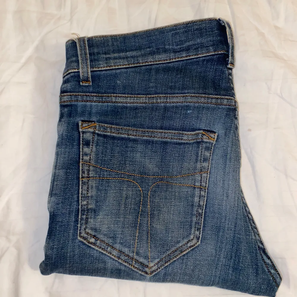 Tiger of Sweden jeans med riktigt schysst tvätt i storlek 27/32 . Skicket är som nytt. Moddelen heter evolve passformen är Slim. Vid funderingar och intresse kontakta mig även om ni vill ha fler bilder. . Jeans & Byxor.