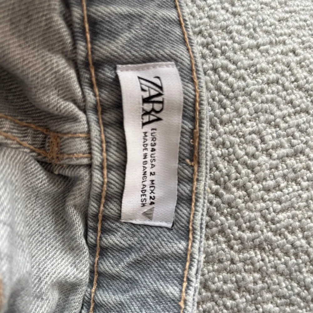 Ett par snygga gråa jeansshorts från zara som nästan alldrig år använda De är i storlek 34  Pris kan diskuteras 💕💕. Shorts.