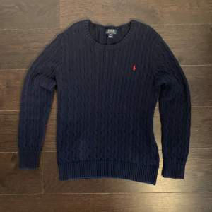 Tja säljer nu en kabel stickad Ralph Lauren tröja som är grymt snygg i storlek XL men passar som small och modellen på bilden är ca 180 lång.  Skick: 5/10 inga hål eller fläckar bara kragen som är ut töjd 
